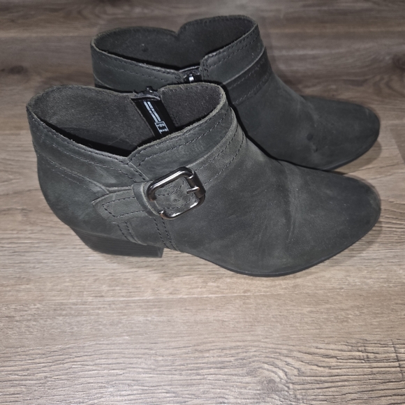 Women's Clarks Ankle Boots in Black With Side Buckle And Zip, Sz 6 - Picture 1 of 7